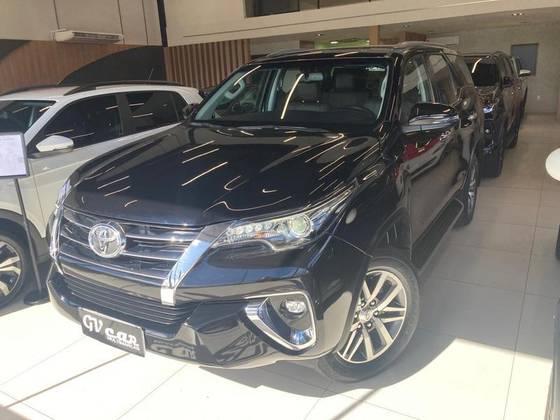 TOYOTA HILUX SW4 2.8 SRX 4X4 7 LUGARES 16V TURBO INTERCOOLER DIESEL 4P AUTOMÁTICO